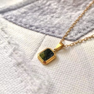 Colgante de moldavita cruda en plata de ley: collar de piedras preciosas verdes