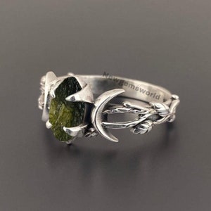 Anillo de plata de ley con moldavita en bruto: una delicada gema, joyería nupcial.