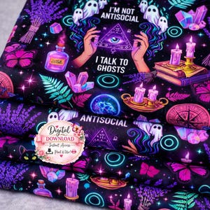 Puede incluir: Tela doblada con un fondo oscuro, que presenta un patrón repetido de fantasmas, cristales, mariposas, velas y lavanda. El texto incluye "I'M NOT ANTISOCIAL" y "I TALK TO GHOSTS".