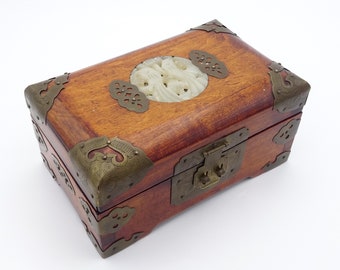 Boîte à bijoux chinoise vintage en bois, garniture en laiton, marqueterie de jade