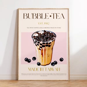 Puede incluir: Póster enmarcado de bubble tea, con el texto "BUBBLE TEA EST. 1982" y "MADE IN TAIWAN". La imagen muestra un bubble tea con bolas de tapioca en un vaso transparente, sobre un fondo rosa.