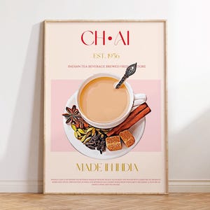 Könnte beinhalten: Gerahmtes Poster mit einer Tasse Chai-Tee mit Gewürzen und Zuckerwürfeln. Das Poster enthält den Text "CHAI EST. 1956" und "MADE IN INDIA". Der Chai wird in einer weißen Tasse auf einer weißen Untertasse mit einem Löffel serviert.