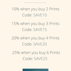 Puede incluir: Un gr&aacute;fico con texto que dice "Fancy Saving Money?" y enumera descuentos para comprar m&uacute;ltiples impresiones. Los descuentos son del 10% para 2 impresiones, del 15% para 3 impresiones, del 20% para 4 impresiones y del 25% para 6 impresiones. El texto tambi&eacute;n incluye los c&oacute;digos de descuento a utilizar para cada descuento. El gr&aacute;fico tiene un fondo azul verdoso con un logotipo dorado que dice "KOKR PRINTS".