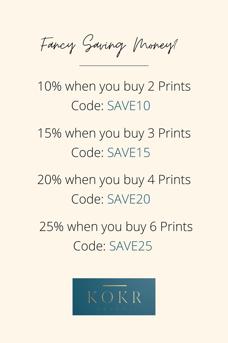 Puede incluir: Un gr&aacute;fico con texto que dice "Fancy Saving Money?" y enumera descuentos para comprar m&uacute;ltiples impresiones. Los descuentos son del 10% para 2 impresiones, del 15% para 3 impresiones, del 20% para 4 impresiones y del 25% para 6 impresiones. El texto tambi&eacute;n incluye los c&oacute;digos de descuento a utilizar para cada descuento. El gr&aacute;fico tiene un fondo azul verdoso con un logotipo dorado que dice "KOKR PRINTS".