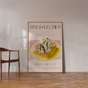 Puede incluir: Un p&oacute;ster con un dise&ntilde;o minimalista que presenta una rebanada de pastel Tres Leches con cobertura de pistacho. El p&oacute;ster est&aacute; enmarcado en un marco de madera clara y tiene el texto "Tres Leches Est. 1989 Sponge Cake Soaked in Sweetened Milk Made in Mexico" en una fuente dorada.