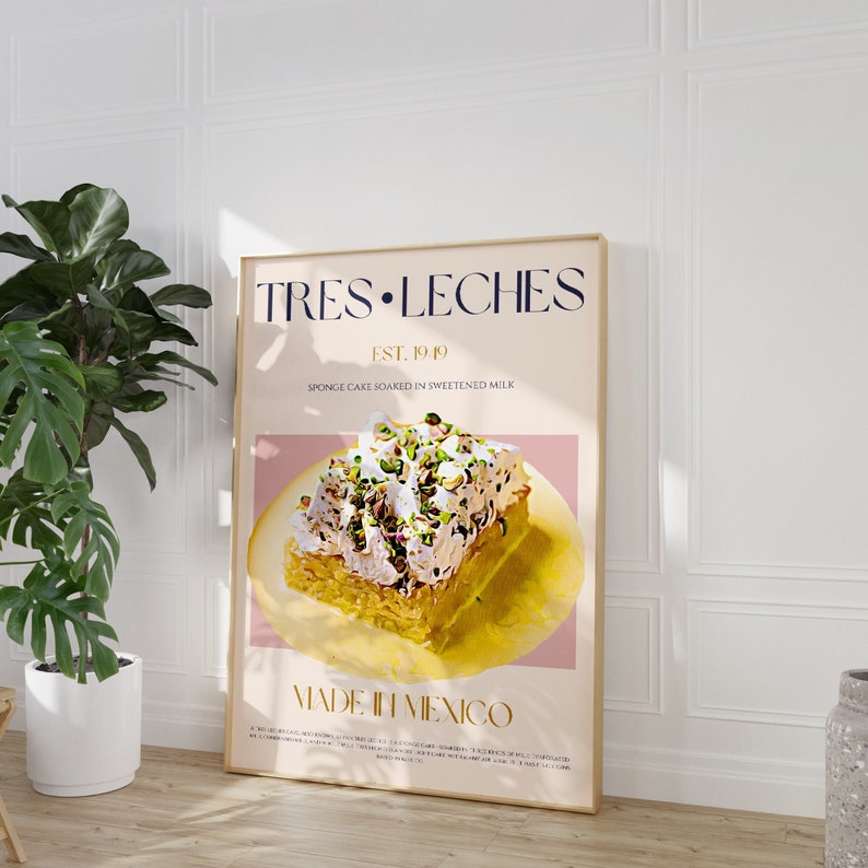 Puede incluir: Un p&oacute;ster con un dise&ntilde;o retro que presenta una rebanada de pastel Tres Leches con pistachos encima. El p&oacute;ster es crema y rosa con el texto "Tres Leches Est. 1949 Sponge Cake Soaked in Sweetened Milk Made in Mexico" en una fuente negra y dorada.