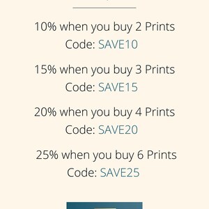 Op de afbeelding: Een afbeelding met tekst die "Fancy Saving Money?" zegt en kortingen opnoemt voor het kopen van meerdere prints. De kortingen zijn 10% voor 2 prints, 15% voor 3 prints, 20% voor 4 prints en 25% voor 6 prints. De tekst bevat ook de kortingscodes die voor elke korting kunnen worden gebruikt. De afbeelding heeft een blauwgroene achtergrond met een gouden logo dat "KOKR PRINTS" zegt.