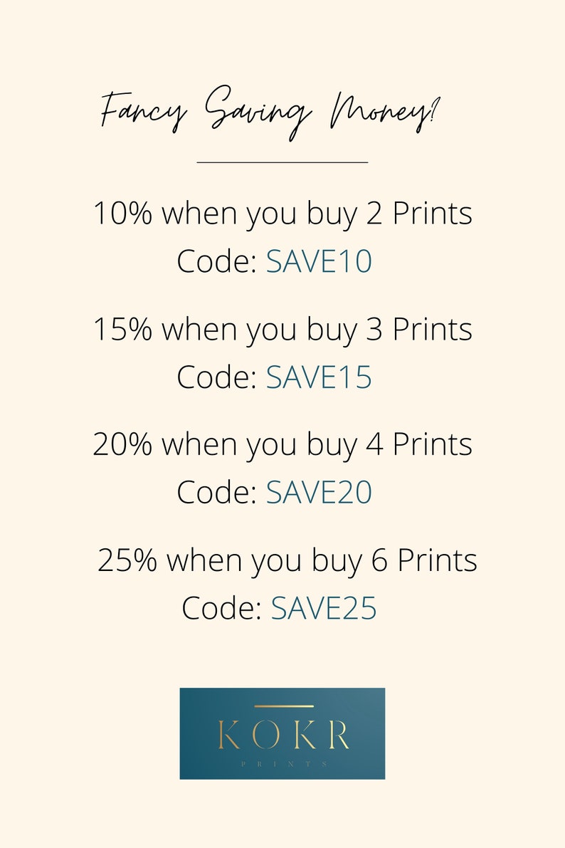 Op de afbeelding: Een afbeelding met tekst die "Fancy Saving Money?" zegt en kortingen opnoemt voor het kopen van meerdere prints. De kortingen zijn 10% voor 2 prints, 15% voor 3 prints, 20% voor 4 prints en 25% voor 6 prints. De tekst bevat ook de kortingscodes die voor elke korting kunnen worden gebruikt. De afbeelding heeft een blauwgroene achtergrond met een gouden logo dat "KOKR PRINTS" zegt.