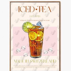 Puede incluir: Un p&oacute;ster de estilo vintage que anuncia t&eacute; helado. El p&oacute;ster presenta un vaso de t&eacute; helado con una rodaja de lima y cubitos de hielo, sobre un fondo rosa. El texto dice "ICED TEA EST 1959 FORM OF COLD TEA BREWED FRESH IN STORE MADE IN SWITZERLAND".