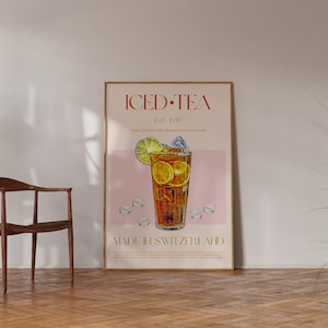 Puede incluir: Un p&oacute;ster de estilo vintage que anuncia t&eacute; helado. El p&oacute;ster presenta un vaso de t&eacute; helado con cubitos de hielo, una rodaja de lima y una rodaja de lim&oacute;n. El texto del p&oacute;ster dice "ICED TEA EST. 1970" y "MADE IN SWITZERLAND".