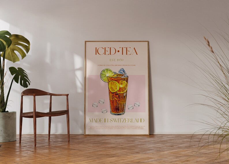 Puede incluir: Un p&oacute;ster de estilo vintage que anuncia t&eacute; helado. El p&oacute;ster presenta un vaso de t&eacute; helado con cubitos de hielo, una rodaja de lima y una rodaja de lim&oacute;n. El texto del p&oacute;ster dice "ICED TEA EST. 1970" y "MADE IN SWITZERLAND".