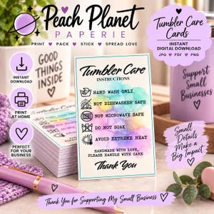 Pode incluir: Um cartão retangular de instruções de cuidado para copos com um fundo de aguarela em tons de azul, rosa e amarelo. O texto inclui instruções como lavar apenas à mão, não lavar na máquina de lavar louça, não usar no micro-ondas e evitar calor.
