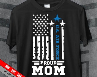 Könnte beinhalten: Schwarzes T-Shirt mit einem weißen, abgenutzten Design der amerikanischen Flagge. Die Flagge hat drei blaue Kampfjets, die darüber fliegen. Der Text "U.S. AIR FORCE" befindet sich auf der rechten Seite der Flagge. Unter der Flagge befindet sich der Text "PROUD MOM".