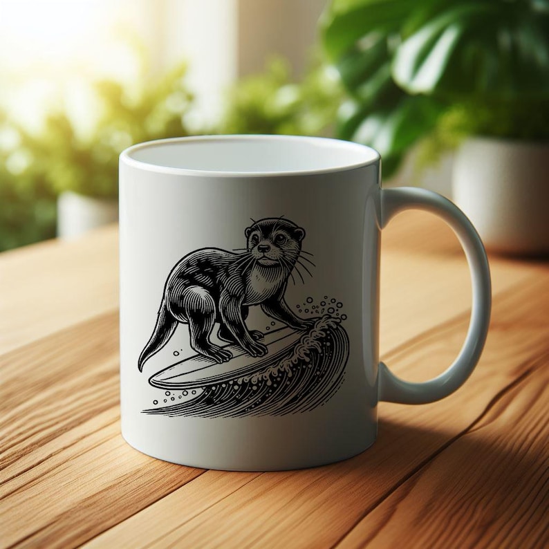 Puede incluir: Una taza de cer&aacute;mica blanca con una ilustraci&oacute;n en blanco y negro de una nutria montando una tabla de surf sobre una ola. La nutria est&aacute; mirando hacia el lado derecho de la taza.