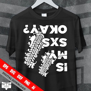 Może przedstawiać: Czarna koszulka z białym napisem i grafiką śladów opon. Tekst brzmi "Okay? SXS Is My Way!". Projekt zawiera ślady opon oraz słowa "EPS SVG DXF PNG AI" i "DIGITAL DOWNLOAD".