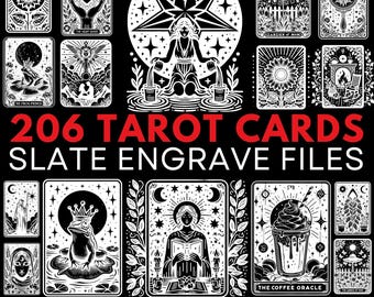 Könnte beinhalten: Eine Sammlung von Tarotkarten-Designs in Schwarz und Weiß. Das Bild zeigt verschiedene Kartenillustrationen, wie eine Sonnenblume, ein Herz in Händen und einen Froschkönig. Der Text auf dem Bild lautet "206 Tarot Cards Slate Engrave Files" und "SVG PNG - Bundle Designs."