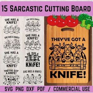 Könnte beinhalten: Ein Schneidebrett aus Bambus mit Griff, das ein humorvolles Design mit dem Text "THEY'VE GOT A KNIFE!" und Illustrationen von Kühen zeigt. Das Bild enthält auch kleinere Designs mit dem Text "SHE HAS A KNIFE!" und verschiedenen Cartoon-Figuren.