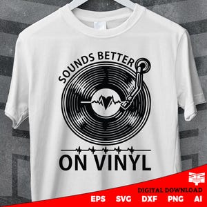 Puede incluir: Una camiseta blanca con un diseño gráfico negro de un disco de vinilo con una línea de latido del corazón y el texto "Sounds Better On Vinyl".