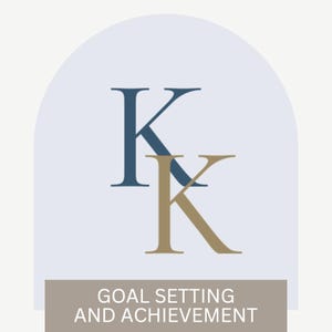 Op de afbeelding: Een logo met twee overlappende hoofdletters "K", &eacute;&eacute;n in marineblauw en de andere in gedempt goud, tegen een lichtgrijze boogvormige achtergrond. Daaronder staat op een rechthoekige banner "GOAL SETTING AND ACHIEVEMENT."