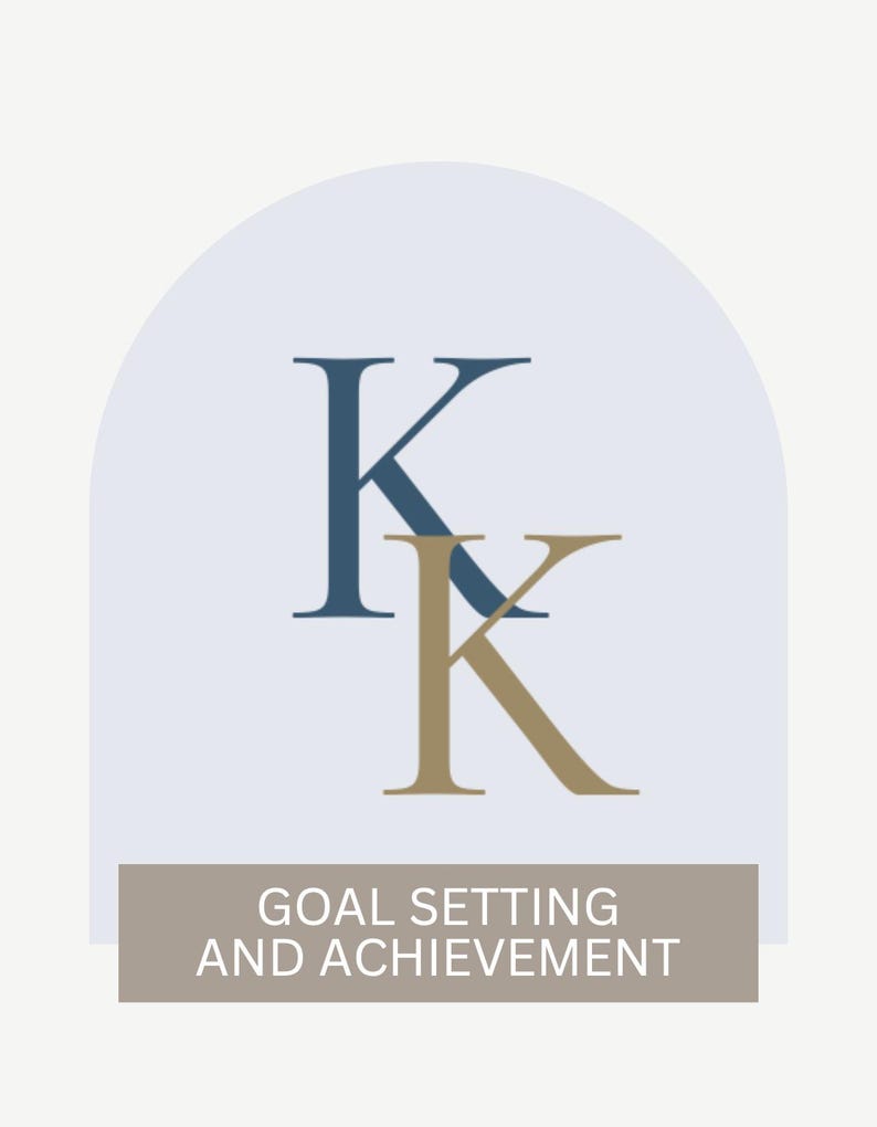 Op de afbeelding: Een logo met twee overlappende hoofdletters "K", &eacute;&eacute;n in marineblauw en de andere in gedempt goud, tegen een lichtgrijze boogvormige achtergrond. Daaronder staat op een rechthoekige banner "GOAL SETTING AND ACHIEVEMENT."