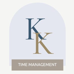 Op de afbeelding: Logo met twee overlappende hoofdletters "K", &eacute;&eacute;n marineblauw en &eacute;&eacute;n bruin, tegen een lichtblauwe boogvormige achtergrond. Daaronder toont een bruine rechthoek de witte tekst "TIME MANAGEMENT".