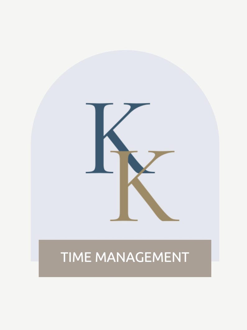 Op de afbeelding: Logo met twee overlappende hoofdletters "K", &eacute;&eacute;n marineblauw en &eacute;&eacute;n bruin, tegen een lichtblauwe boogvormige achtergrond. Daaronder toont een bruine rechthoek de witte tekst "TIME MANAGEMENT".