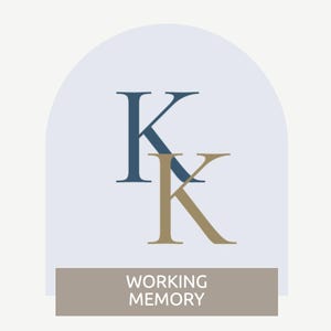 Op de afbeelding: Een logo met twee overlappende hoofdletters "K", &eacute;&eacute;n in marineblauw en de andere in goud, tegen een lichtblauwe boogvormige achtergrond. Daaronder toont een rechthoekige banner de witte woorden "WORKING MEMORY".