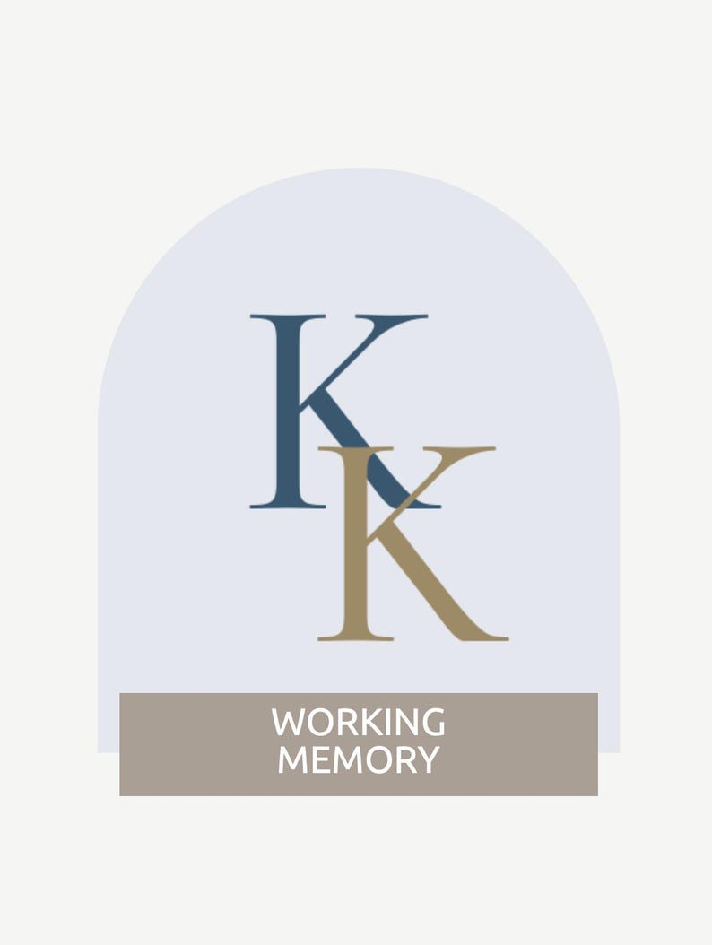 Op de afbeelding: Een logo met twee overlappende hoofdletters "K", &eacute;&eacute;n in marineblauw en de andere in goud, tegen een lichtblauwe boogvormige achtergrond. Daaronder toont een rechthoekige banner de witte woorden "WORKING MEMORY".