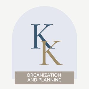 Op de afbeelding: Een logo met twee overlappende hoofdletters K, &eacute;&eacute;n marineblauw en &eacute;&eacute;n goudkleurig, tegen een lichtblauwe boogvormige achtergrond. Daaronder toont een rechthoekige banner de woorden "ORGANISATIE EN PLANNING" in witte tekst.