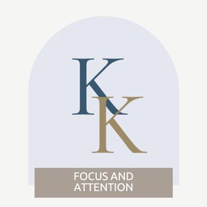 Op de afbeelding: Een logo met twee overlappende letters "K", &eacute;&eacute;n marineblauw en &eacute;&eacute;n goudkleurig, tegen een lichtblauwe, boogvormige achtergrond. Daaronder staat een bruine rechthoek met de witte woorden "FOCUS AND ATTENTION".