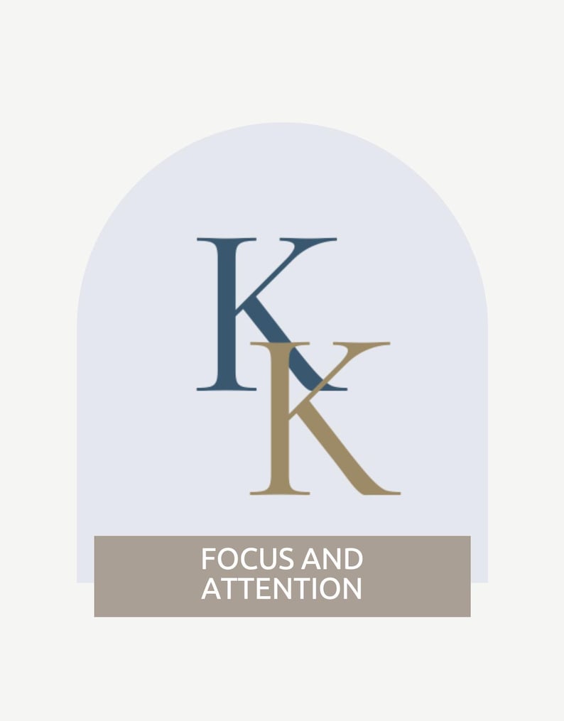 Op de afbeelding: Een logo met twee overlappende letters "K", &eacute;&eacute;n marineblauw en &eacute;&eacute;n goudkleurig, tegen een lichtblauwe, boogvormige achtergrond. Daaronder staat een bruine rechthoek met de witte woorden "FOCUS AND ATTENTION".