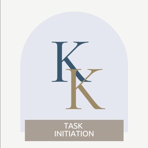 Op de afbeelding: Een logo met twee overlappende hoofdletters "K", &eacute;&eacute;n in marineblauw en de andere in gedempt goud, tegen een lichtblauwe boogvormige achtergrond. Daaronder toont een rechthoekige banner de tekst "TASK INITIATION" in wit.