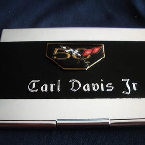 Estuche para tarjetas de presentación en cromo y negro del 50.° aniversario de Corvette. Excelente regalo, recuerdo, Navidad, cumpleaños, San Valentín. Grabado gratuito en el frente.