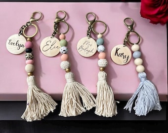 Personalisierter Perlen Schlüsselanhänger: Holzscheibe mit Wunschgravur, Boho Taschenanhänger