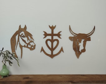 Lote de 3 decoraciones de pared de Camarga: Caballo, Toro y Cruz. Decoración de pared de madera artesanal. Fabricado en Francia.
