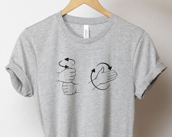 Może przedstawiać: Szary T-shirt z czarnym nadrukiem dwóch dłoni wykonujących znak ASL dla "Kocham cię".