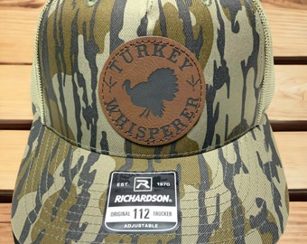 Gorra con parche de "El susurrador de pavos": camuflaje de roble musgoso Richardson 112 Trucker