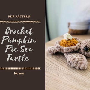 以下が含まれることがあります： カボチャパイのデザインの、かぎ針編みのウミガメ。ウミガメは薄茶色で、黄色と白のパイの中身が入っています。画像には「PDF Pattern」と「Crochet Pumpkin Pie Sea Turtle」という文字が含まれています。「No sew」という言葉も含まれています。