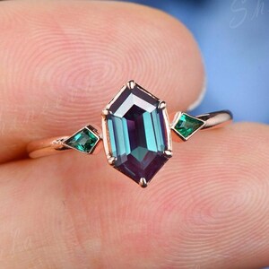 Hexagon Cut Alexandrite Ring Rose Gold Unique Art Deco Kite Cut Emerald Wedding Band June Birthstone Healing Gemstone Jewelry For Her