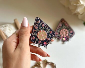 Handbroderade örhängen med rosa blommor och spegel, parisiska hantverkssmycken