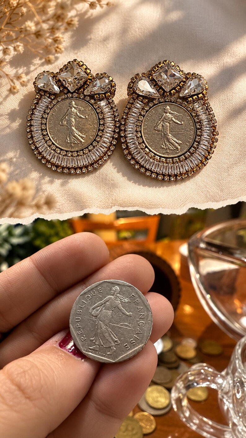 Handbroderade örhängen med guldmedaljong och kristaller, handgjorda smycken från Paris bild 5