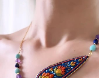 Halsband och örhängen broderade med guldtråd