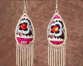Ovale, bestickte Fransenohrringe mit mehrfarbigen Blumen, Pariser Schmuck