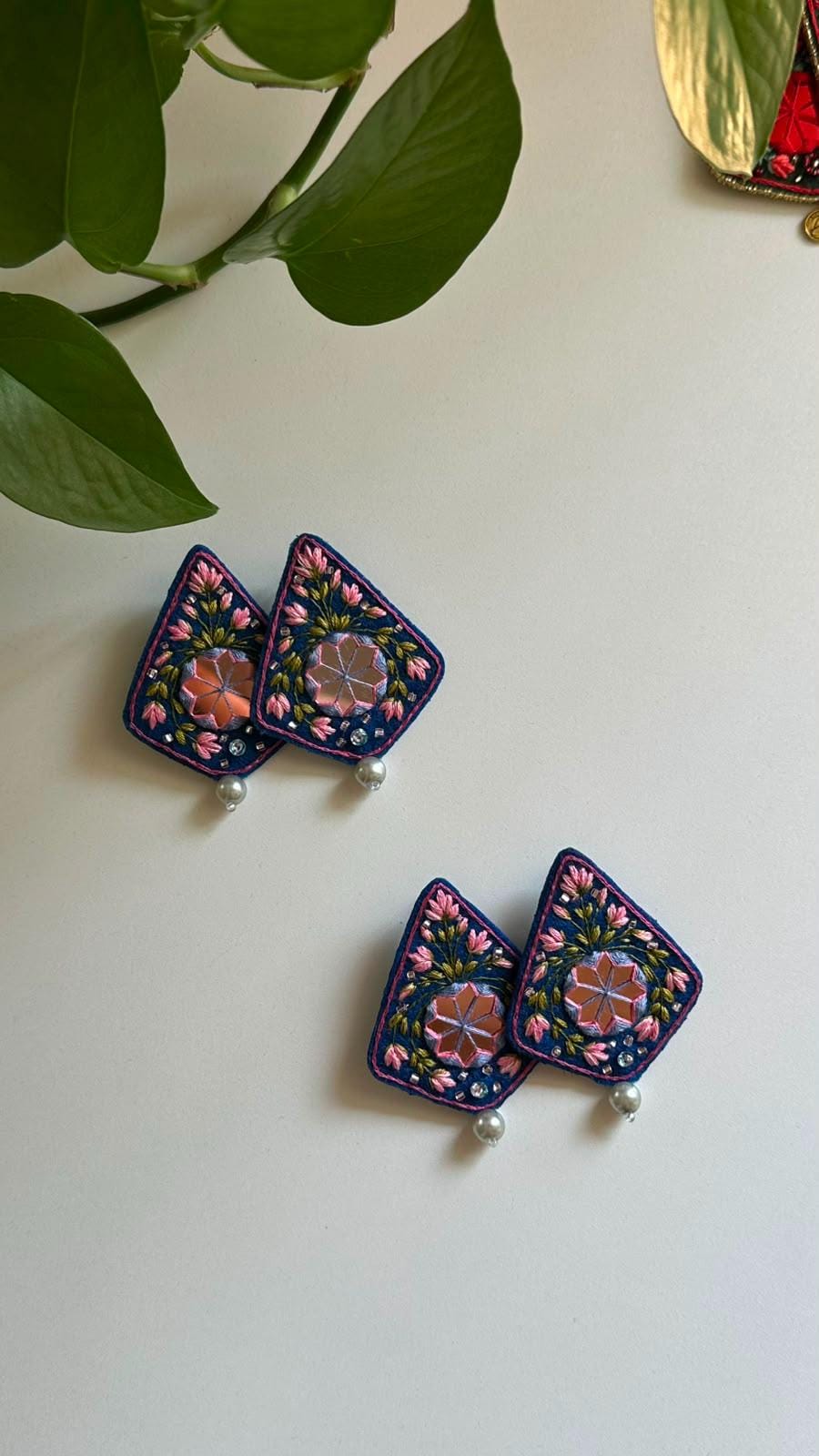 Boucles d'oreilles brodées main fleurs roses et miroir, bijou artisanal Paris
