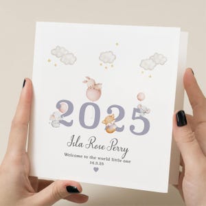Carte de naissance personnalisée | Né en 2025 | Bienvenue dans le monde | Nouvelle carte bébé | Carte de bienvenue de bébé | Carte de petite fille.