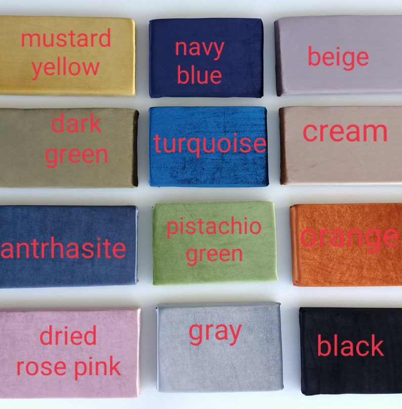 K&ouml;nnte beinhalten: Eine Sammlung rechteckiger Stoffmuster in verschiedenen Farben, darunter Senfgelb, Marineblau, Beige, Dunkelgr&uuml;n, T&uuml;rkis, Creme, Anthrazit, Pistaziengr&uuml;n, Orange, getrocknetes Rosarot, Grau und Schwarz. Jedes Muster hat einen roten Farbnamen.