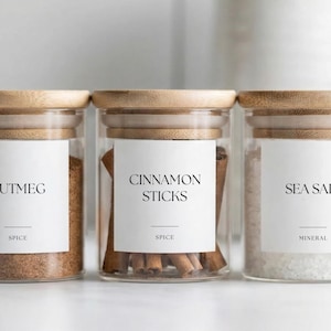 以下が含まれることがあります： 斑点のあるマット仕上げのセラミックマグカップ3個セット。各マグカップは、ライトブルー、クリーム、グレーと異なる色です。シンプルでモダンなデザインで、持ちやすいハンドルが付いています。