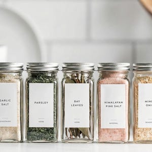 Moderne Gewürzetiketten (Minimal Design) • Minimalistische Vorratskammer Aufkleber • Wasserdichte Küchenetiketten • Ölbeständiges Vinyl • Kräuter, Gewürze 1.25" W x 2.25" H