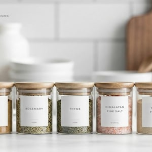 Moderne Gewürzetiketten (Minimal Design) • Minimalistische Vorratskammer Aufkleber • Wasserdichte Küchenetiketten • Ölbeständiges Vinyl • Kräuter, Gewürze 1.8" Square