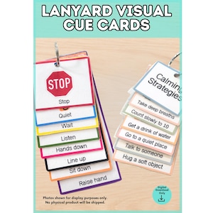 Puede incluir: Tarjetas de señales visuales para cordón, con dos juegos de tarjetas laminadas en anillos de metal. Un juego muestra instrucciones como Stop, Quiet, Wait, Listen, Hands down, Line up, Sit down y Raise hand. El otro enumera estrategias de calma.